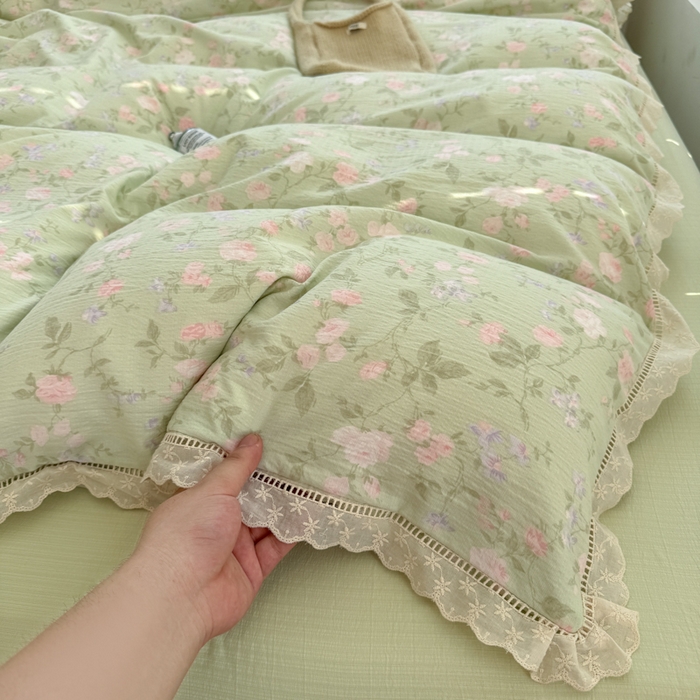 91家纺网 家纺一手货源 找家纺 温眠家纺 2025直播新款云感双层纱镂空花边四件套 木槿绿