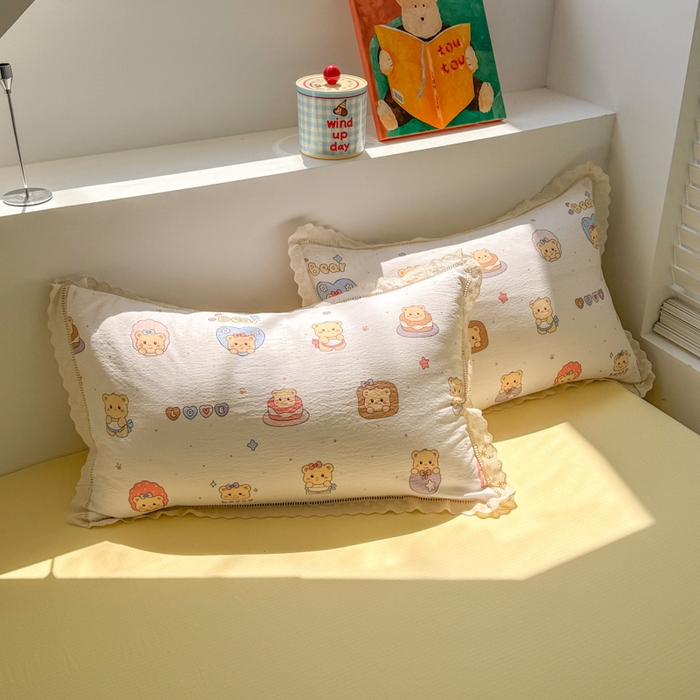 91家纺网 家纺一手货源 找家纺 温眠家纺 2025直播新款云感双层纱镂空花边四件套 奶油小熊