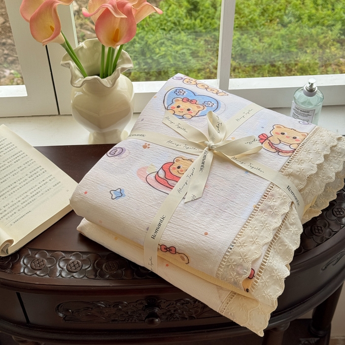 91家纺网 家纺一手货源 找家纺 温眠家纺 2025直播新款云感双层纱镂空花边四件套 奶油小熊