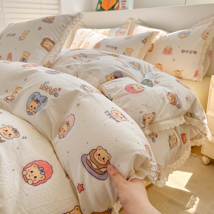 91家纺网 家纺一手货源 找家纺 温眠家纺 2025直播新款云感双层纱镂空花边四件套 奶油小熊