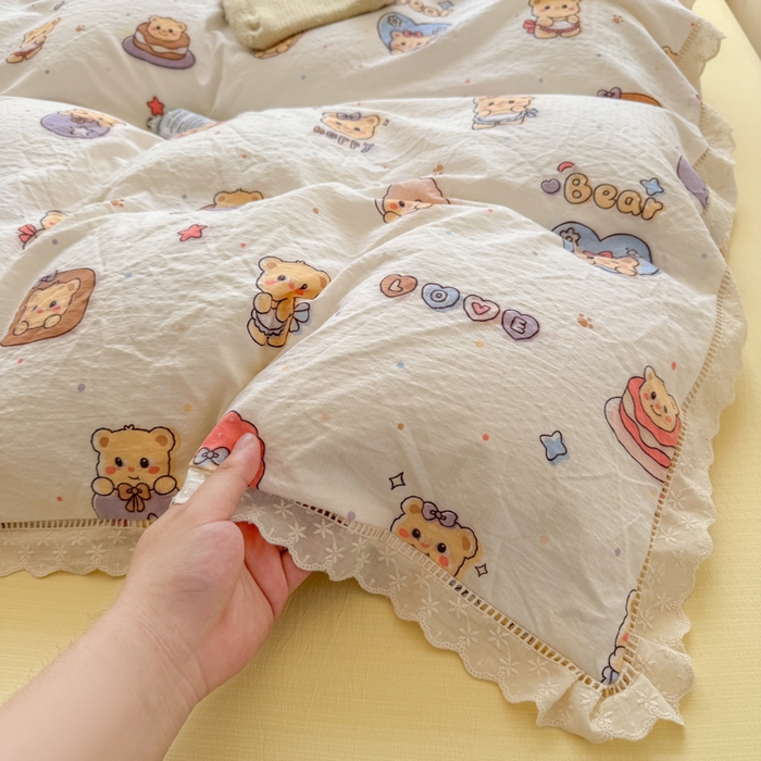 91家纺网 家纺一手货源 找家纺 温眠家纺 2025直播新款云感双层纱镂空花边四件套 奶油小熊