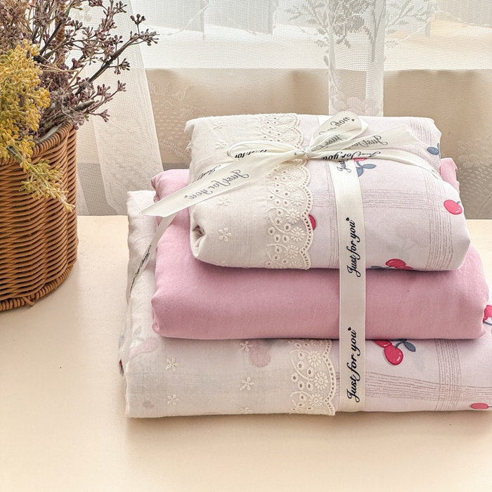 91家纺网 家纺一手货源 找家纺 （总）温眠家纺 2025新款ins风小清新镂空花边水洗云朵棉四件套-风格二