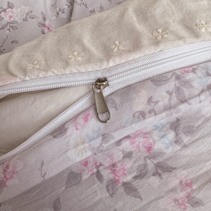 91家纺网 家纺一手货源 找家纺 温眠家纺 2025新款ins风小清新镂空花边水洗云朵棉四件套-风格二 白茶