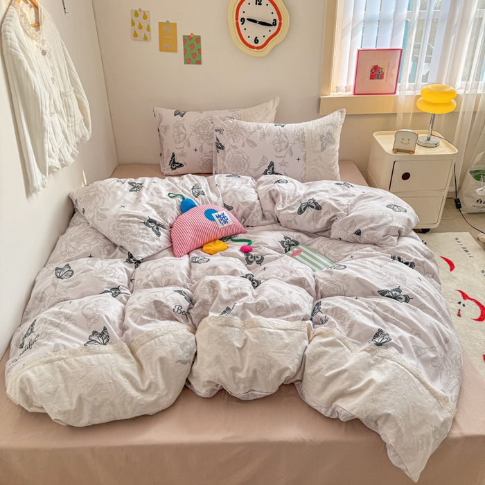 91家纺网 家纺一手货源 找家纺 温眠家纺 2025新款ins风小清新镂空花边水洗云朵棉四件套-风格二 蝶恋花