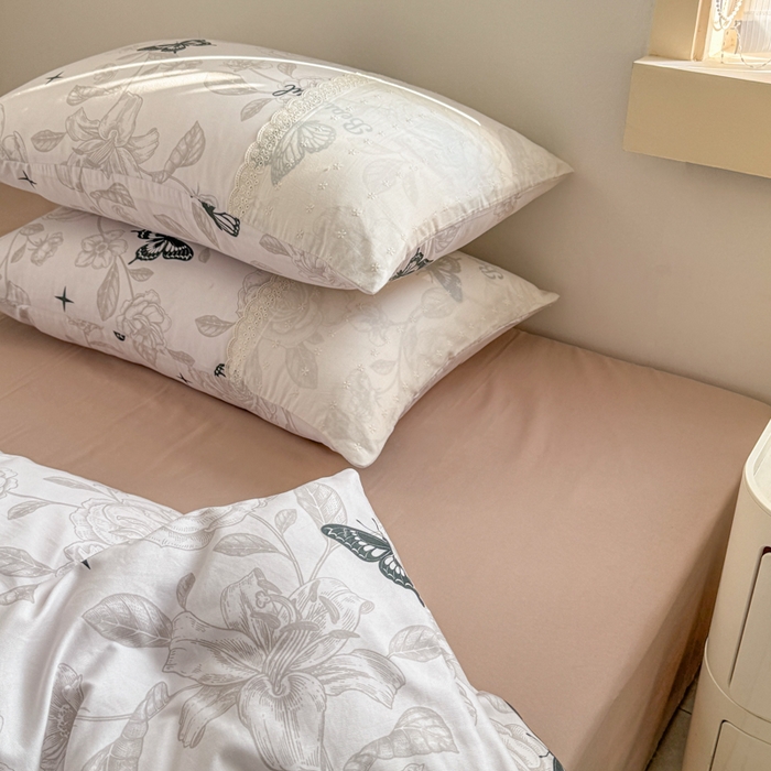 91家纺网 家纺一手货源 找家纺 温眠家纺 2025新款ins风小清新镂空花边水洗云朵棉四件套-风格二 蝶恋花