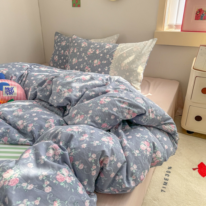 91家纺网 家纺一手货源 找家纺 温眠家纺 2025新款ins风小清新镂空花边水洗云朵棉四件套-风格二 花田错