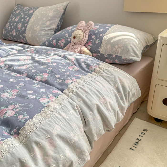 91家纺网 家纺一手货源 找家纺 温眠家纺 2025新款ins风小清新镂空花边水洗云朵棉四件套-风格二 花田错