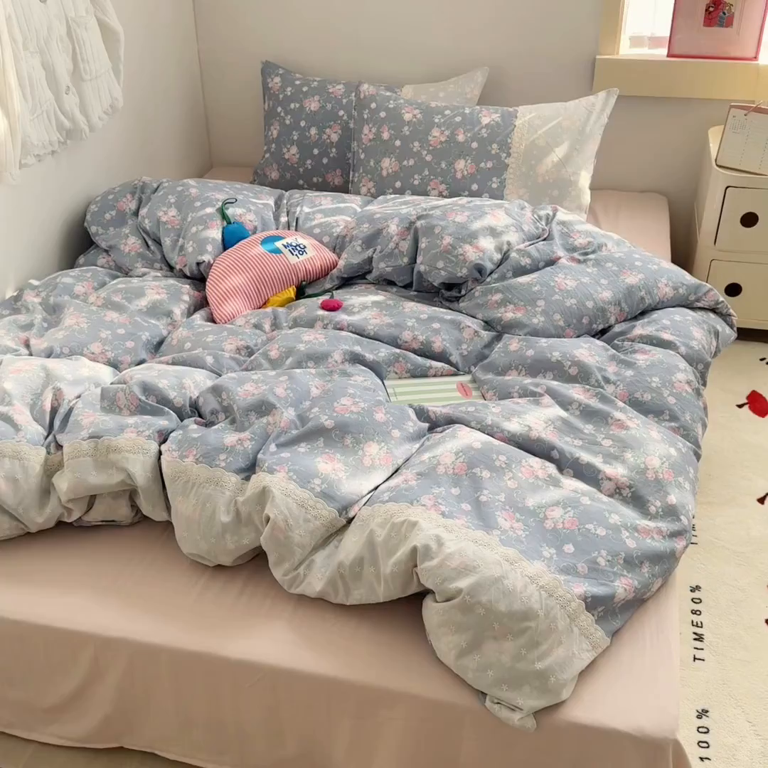 91家纺网 家纺一手货源 找家纺 温眠家纺 2025新款ins风小清新镂空花边水洗云朵棉四件套-风格二 花田错