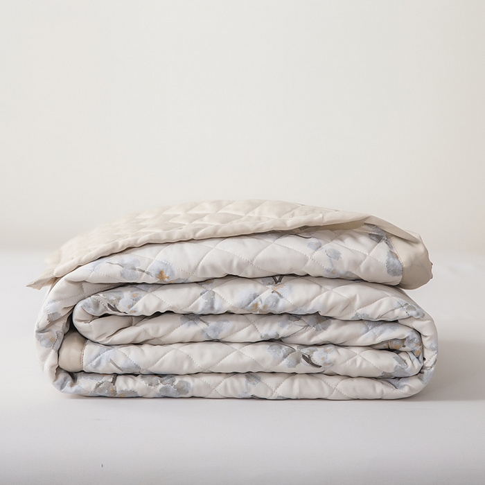 91家纺网 家纺一手货源 找家纺 恩和家纺 2026新款50s莱赛尔天丝床盖被法式飞边款四件套 初雪