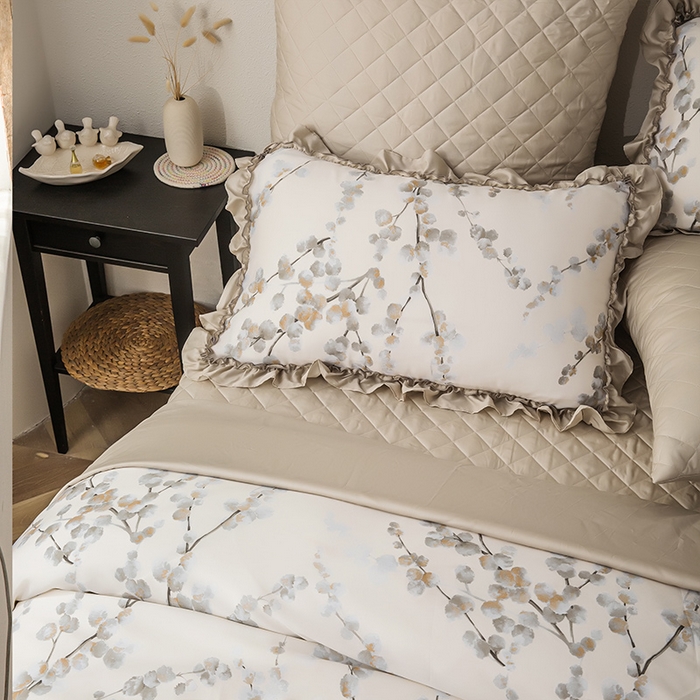 91家纺网 家纺一手货源 找家纺 恩和家纺 2026新款50s莱赛尔天丝床盖被法式飞边款四件套 初雪