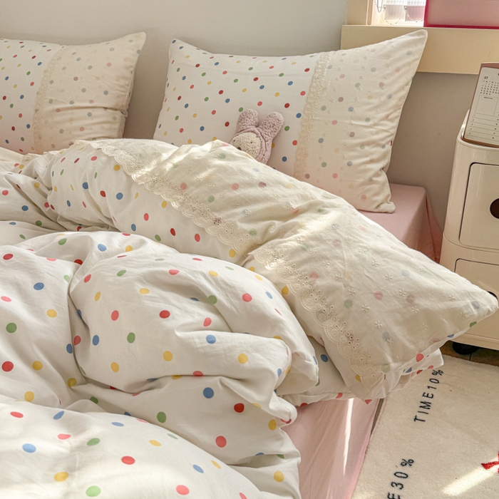 91家纺网 家纺一手货源 找家纺 温眠家纺 2025新款ins风小清新镂空花边水洗云朵棉四件套-风格二 奶油波点