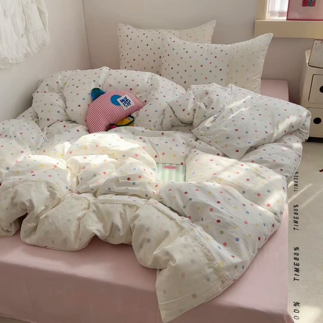 91家纺网 家纺一手货源 找家纺 温眠家纺 2025新款ins风小清新镂空花边水洗云朵棉四件套-风格二 奶油波点