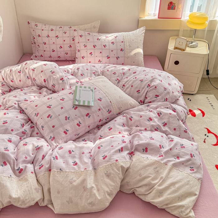 91家纺网 家纺一手货源 找家纺 温眠家纺 2025新款ins风小清新镂空花边水洗云朵棉四件套-风格二 樱桃