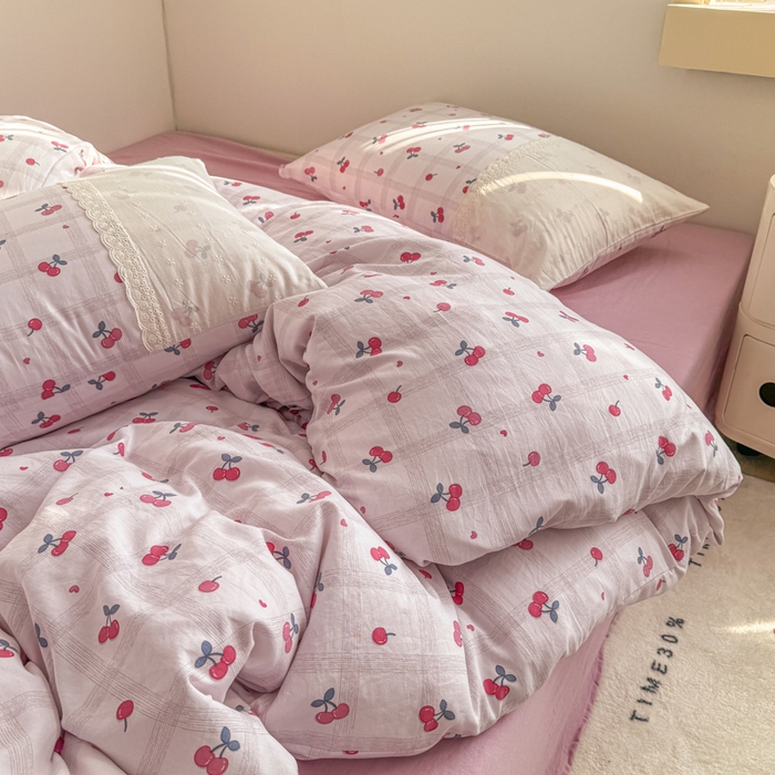 91家纺网 家纺一手货源 找家纺 温眠家纺 2025新款ins风小清新镂空花边水洗云朵棉四件套-风格二 樱桃