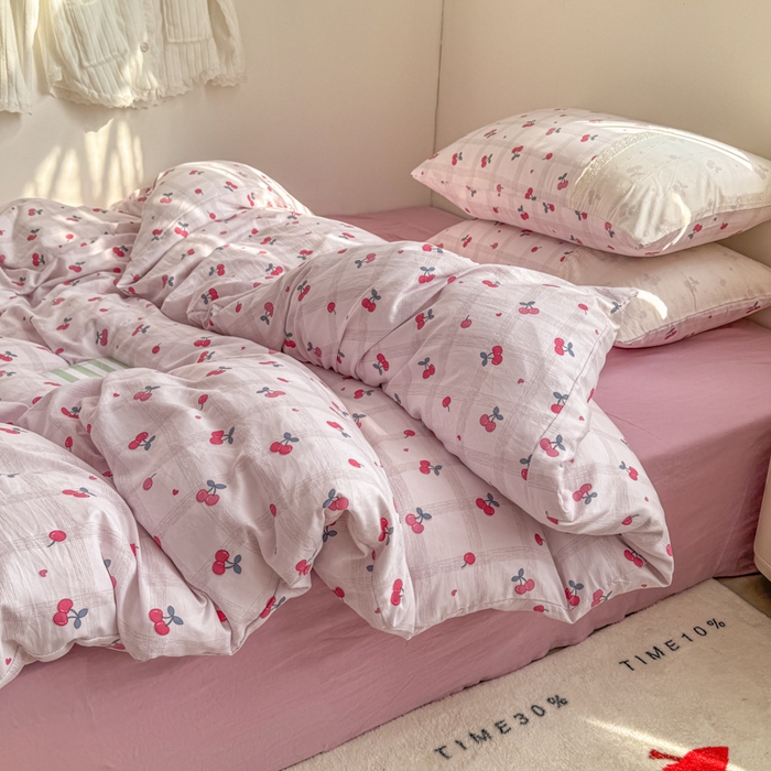 91家纺网 家纺一手货源 找家纺 温眠家纺 2025新款ins风小清新镂空花边水洗云朵棉四件套-风格二 樱桃