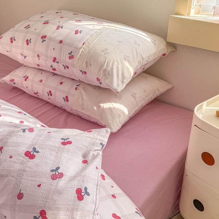 91家纺网 家纺一手货源 找家纺 温眠家纺 2025新款ins风小清新镂空花边水洗云朵棉四件套-风格二 樱桃