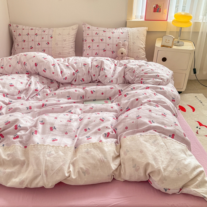 91家纺网 家纺一手货源 找家纺 温眠家纺 2025新款ins风小清新镂空花边水洗云朵棉四件套-风格二 樱桃