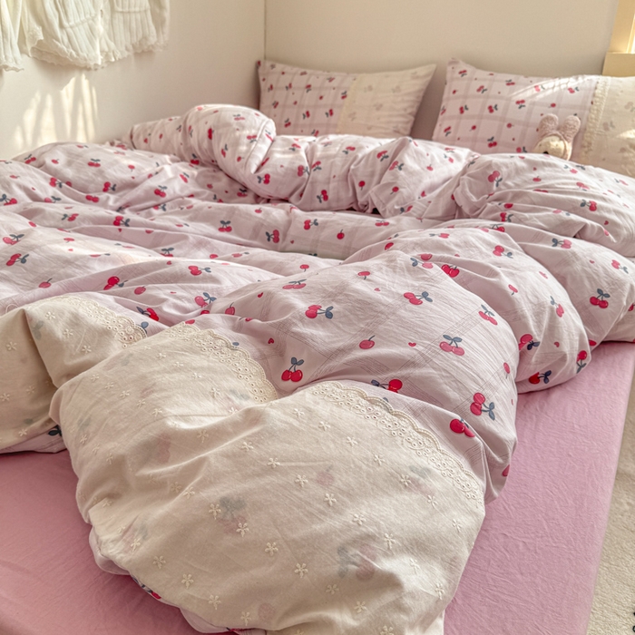 91家纺网 家纺一手货源 找家纺 温眠家纺 2025新款ins风小清新镂空花边水洗云朵棉四件套-风格二 樱桃