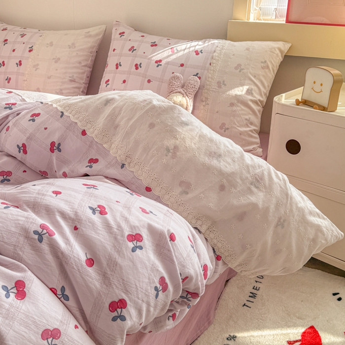 91家纺网 家纺一手货源 找家纺 温眠家纺 2025新款ins风小清新镂空花边水洗云朵棉四件套-风格二 樱桃
