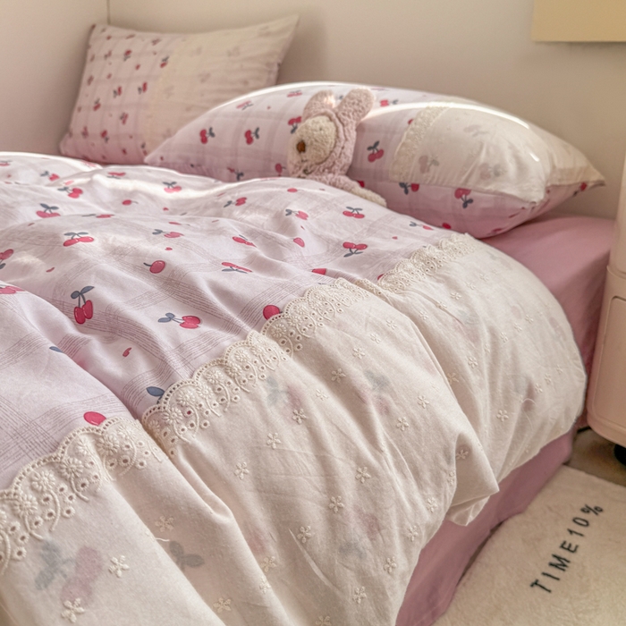 91家纺网 家纺一手货源 找家纺 温眠家纺 2025新款ins风小清新镂空花边水洗云朵棉四件套-风格二 樱桃