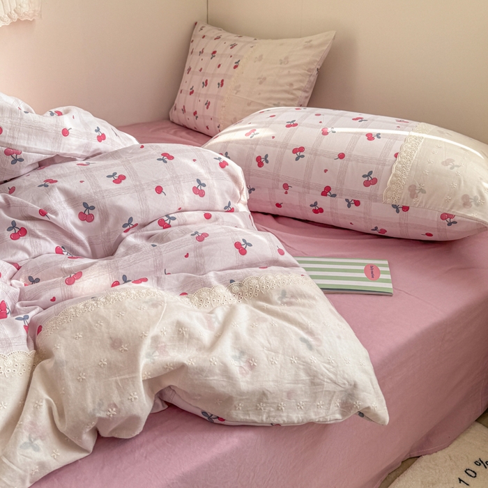 91家纺网 家纺一手货源 找家纺 温眠家纺 2025新款ins风小清新镂空花边水洗云朵棉四件套-风格二 樱桃