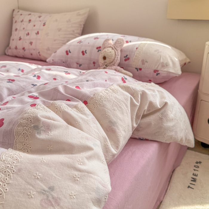 91家纺网 家纺一手货源 找家纺 温眠家纺 2025新款ins风小清新镂空花边水洗云朵棉四件套-风格二 樱桃