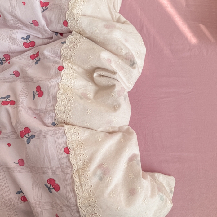 91家纺网 家纺一手货源 找家纺 温眠家纺 2025新款ins风小清新镂空花边水洗云朵棉四件套-风格二 樱桃