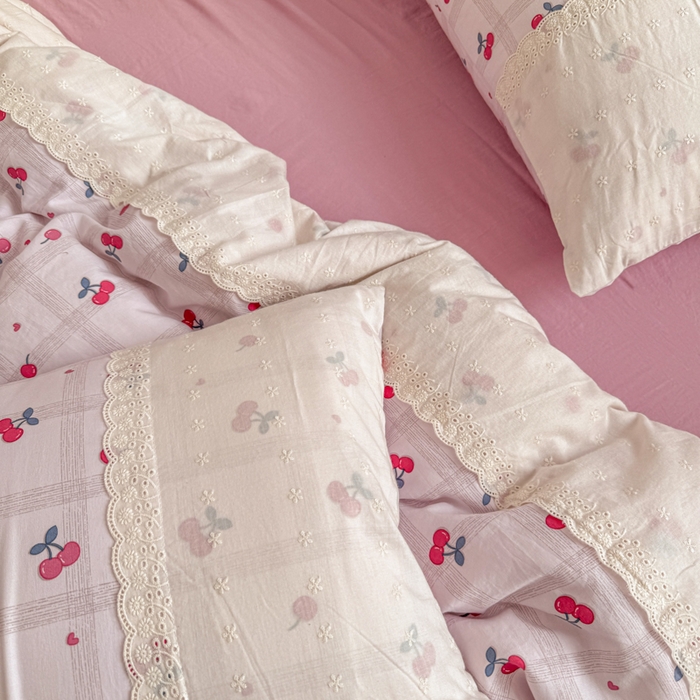 91家纺网 家纺一手货源 找家纺 温眠家纺 2025新款ins风小清新镂空花边水洗云朵棉四件套-风格二 樱桃