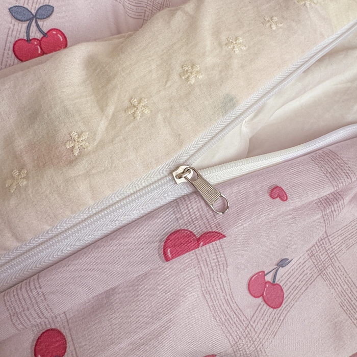 91家纺网 家纺一手货源 找家纺 温眠家纺 2025新款ins风小清新镂空花边水洗云朵棉四件套-风格二 樱桃