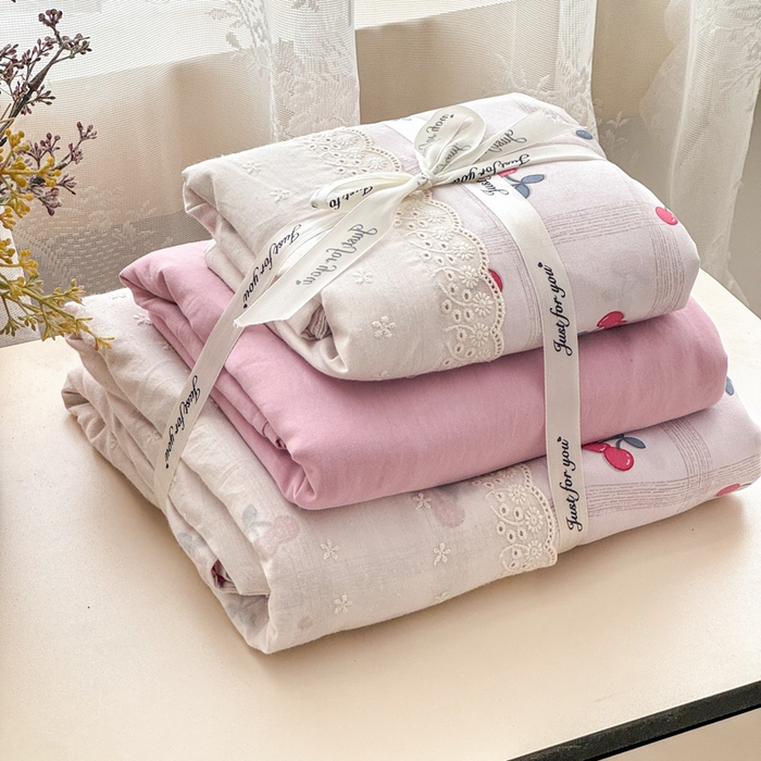 91家纺网 家纺一手货源 找家纺 温眠家纺 2025新款ins风小清新镂空花边水洗云朵棉四件套-风格二 樱桃