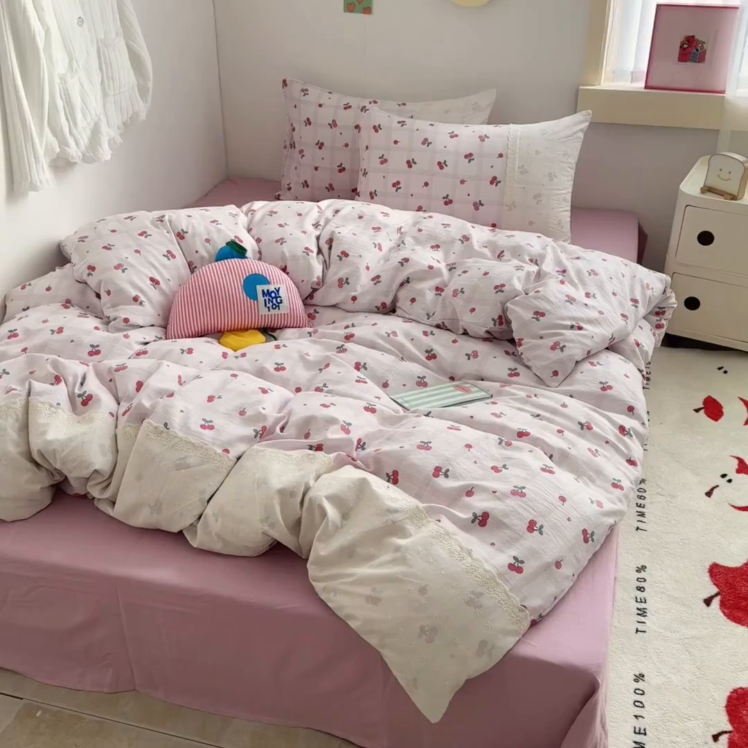 91家纺网 家纺一手货源 找家纺 温眠家纺 2025新款ins风小清新镂空花边水洗云朵棉四件套-风格二 樱桃