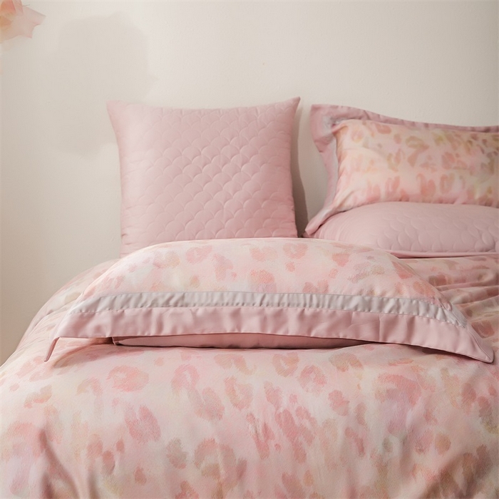 91家纺网 家纺一手货源 找家纺 恩和家纺 2026新款50s莱赛尔天丝床盖被轻奢撞色款四件套 小粉豹