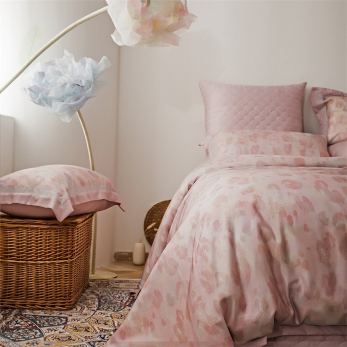 91家纺网 家纺一手货源 找家纺 恩和家纺 2026新款50s莱赛尔天丝床盖被轻奢撞色款四件套 小粉豹