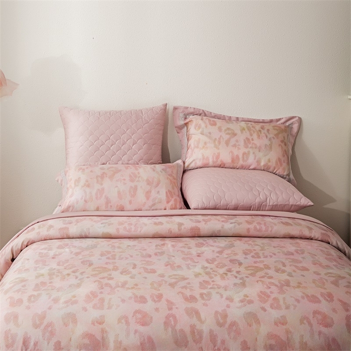 91家纺网 家纺一手货源 找家纺 恩和家纺 2026新款50s莱赛尔天丝床盖被轻奢撞色款四件套 小粉豹