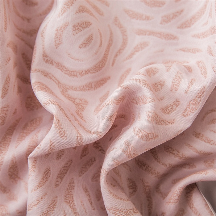 91家纺网 家纺一手货源 找家纺 恩和家纺 2026新款50s莱赛尔天丝床盖被轻奢撞色款四件套 绽放 山茶粉