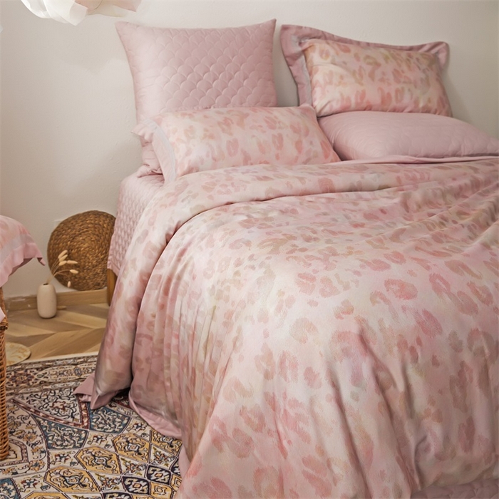 91家纺网 家纺一手货源 找家纺 恩和家纺 2026新款50s莱赛尔天丝床盖被轻奢撞色款四件套 小粉豹
