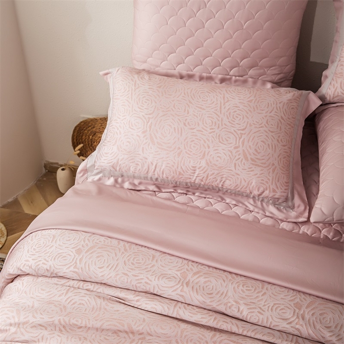 91家纺网 家纺一手货源 找家纺 恩和家纺 2026新款50s莱赛尔天丝床盖被轻奢撞色款四件套 绽放 山茶粉