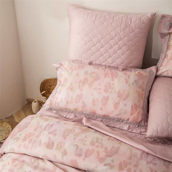 91家纺网 家纺一手货源 找家纺 恩和家纺 2026新款50s莱赛尔天丝床盖被轻奢撞色款四件套 小粉豹