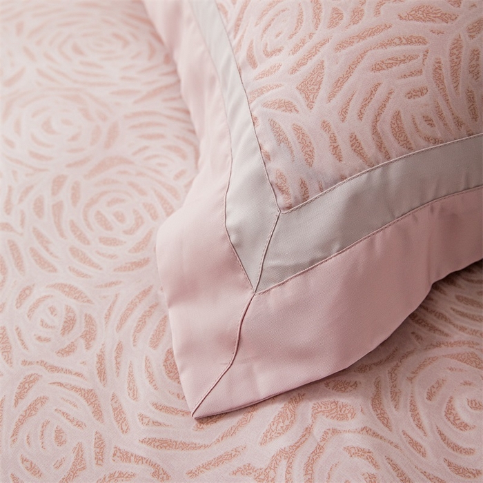 91家纺网 家纺一手货源 找家纺 恩和家纺 2026新款50s莱赛尔天丝床盖被轻奢撞色款四件套 绽放 山茶粉