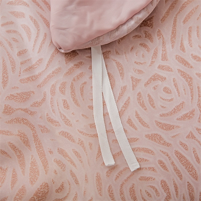 91家纺网 家纺一手货源 找家纺 恩和家纺 2026新款50s莱赛尔天丝床盖被轻奢撞色款四件套 绽放 山茶粉