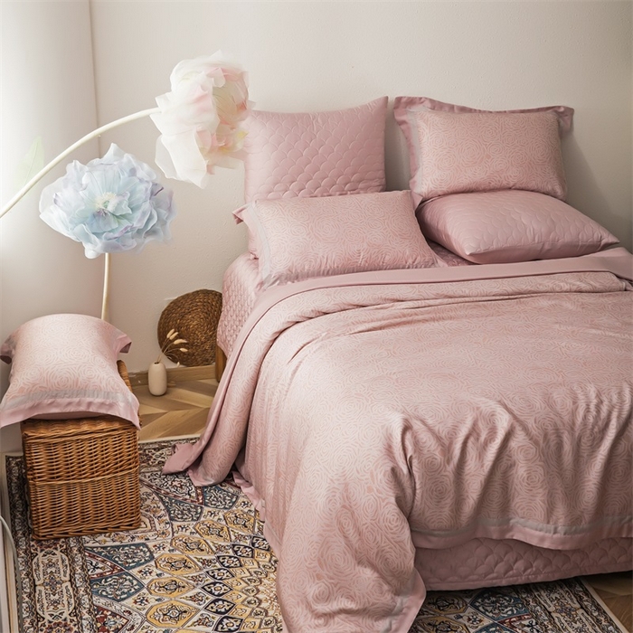 91家纺网 家纺一手货源 找家纺 恩和家纺 2026新款50s莱赛尔天丝床盖被轻奢撞色款四件套 绽放 山茶粉