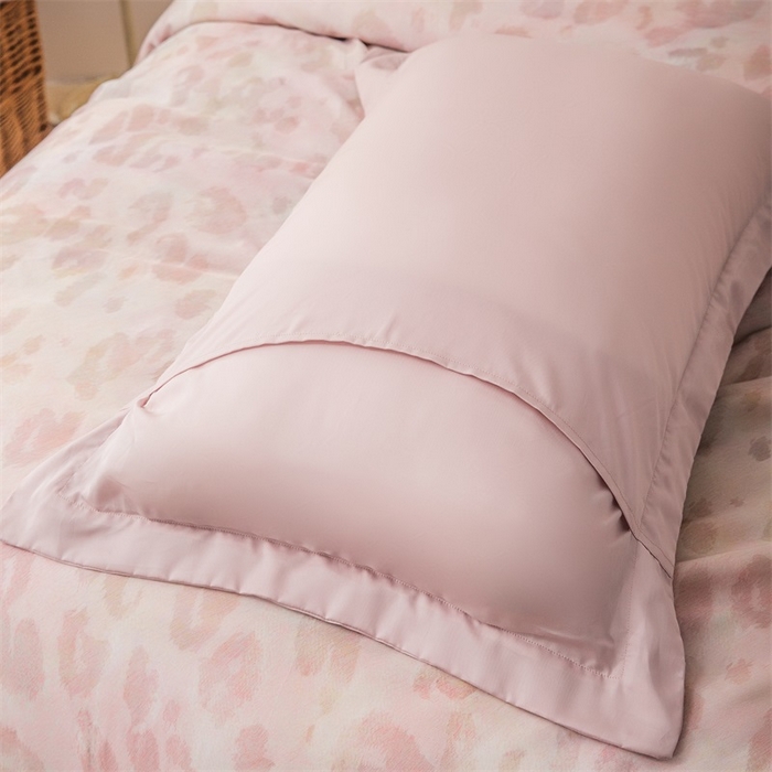 91家纺网 家纺一手货源 找家纺 恩和家纺 2026新款50s莱赛尔天丝轻奢撞色款床盖多件套 小粉豹