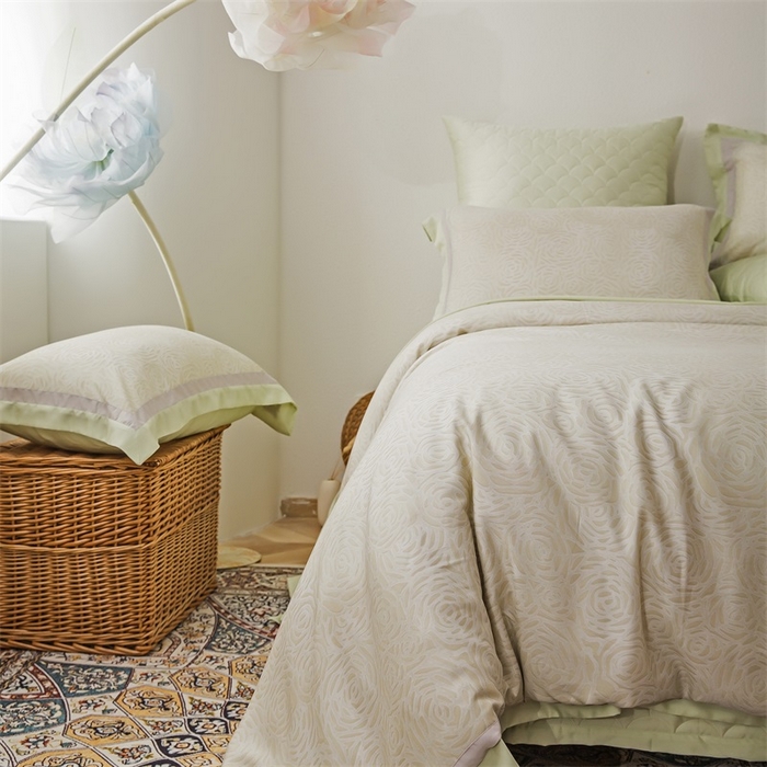 91家纺网 家纺一手货源 找家纺 恩和家纺 2026新款50s莱赛尔天丝轻奢撞色款床盖多件套 绽放 浅绿