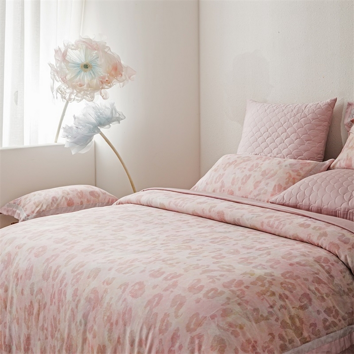 91家纺网 家纺一手货源 找家纺 恩和家纺 2026新款50s莱赛尔天丝轻奢撞色款床盖多件套 小粉豹