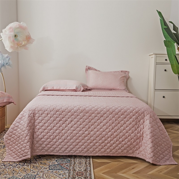 91家纺网 家纺一手货源 找家纺 恩和家纺 2026新款50s莱赛尔天丝轻奢撞色款床盖多件套 绽放 山茶粉