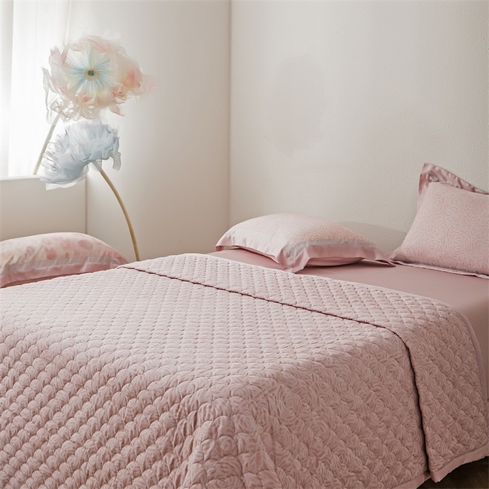 91家纺网 家纺一手货源 找家纺 恩和家纺 2026新款50s莱赛尔天丝轻奢撞色款床盖多件套 绽放 山茶粉