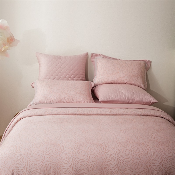 91家纺网 家纺一手货源 找家纺 恩和家纺 2026新款50s莱赛尔天丝轻奢撞色款床盖多件套 绽放 山茶粉