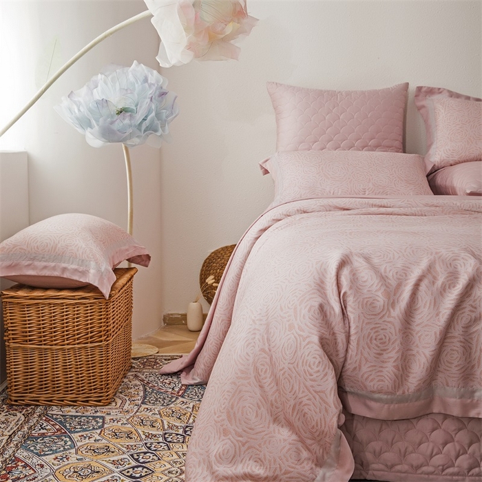 91家纺网 家纺一手货源 找家纺 恩和家纺 2026新款50s莱赛尔天丝轻奢撞色款床盖多件套 绽放 山茶粉