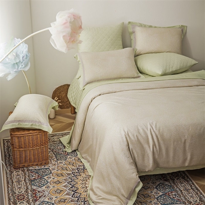 91家纺网 家纺一手货源 找家纺 恩和家纺 2026新款50s莱赛尔天丝轻奢撞色款床盖多件套 绽放 浅绿