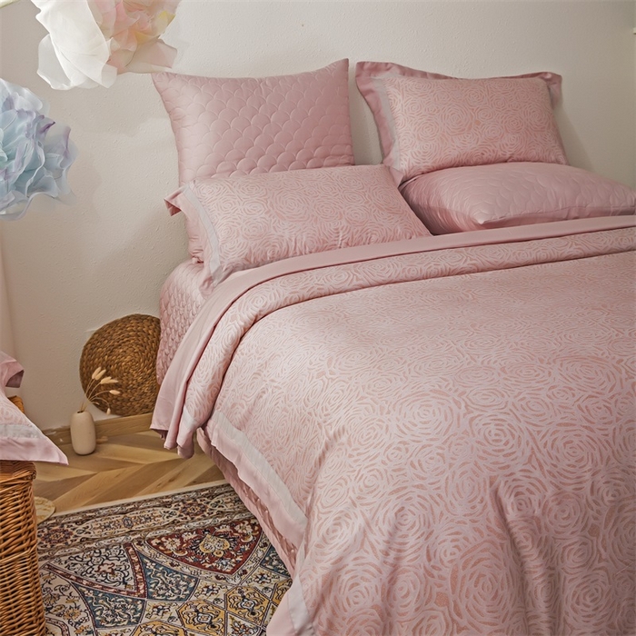 91家纺网 家纺一手货源 找家纺 恩和家纺 2026新款50s莱赛尔天丝轻奢撞色款床盖多件套 绽放 山茶粉